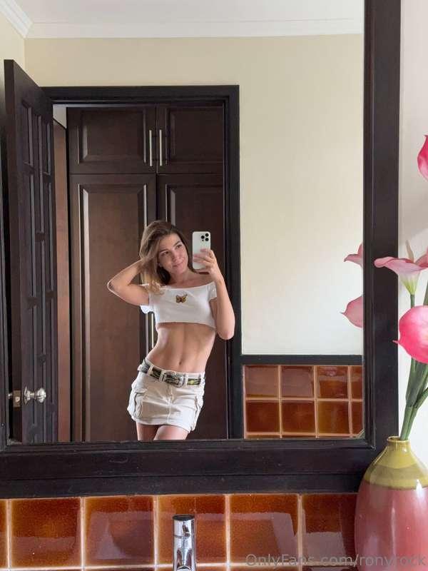 Just a cute selfie in the mirror😊 you can rate my outfit in ..