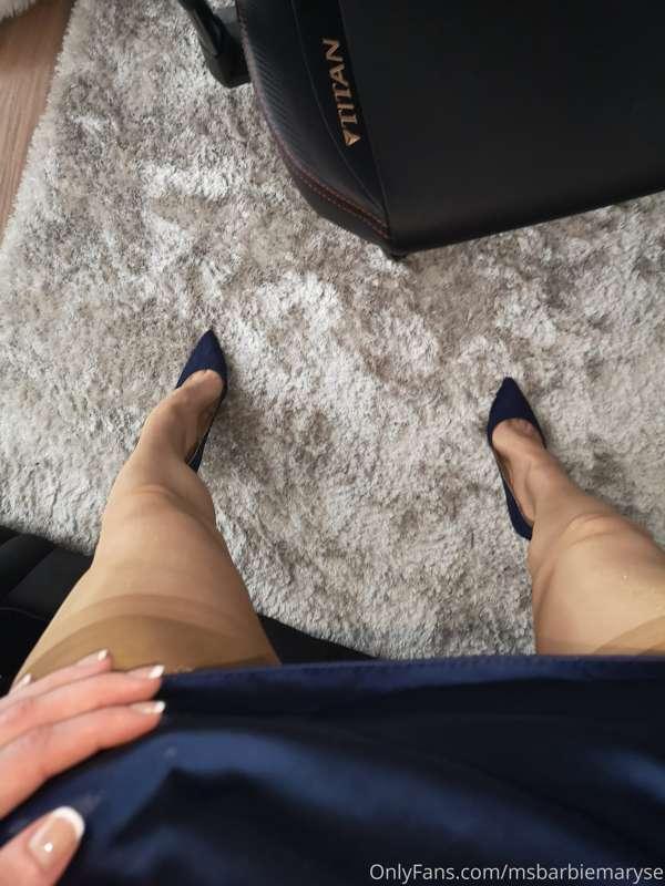 Some morning fully fashioned stockings fun😍 Who wants to joi..