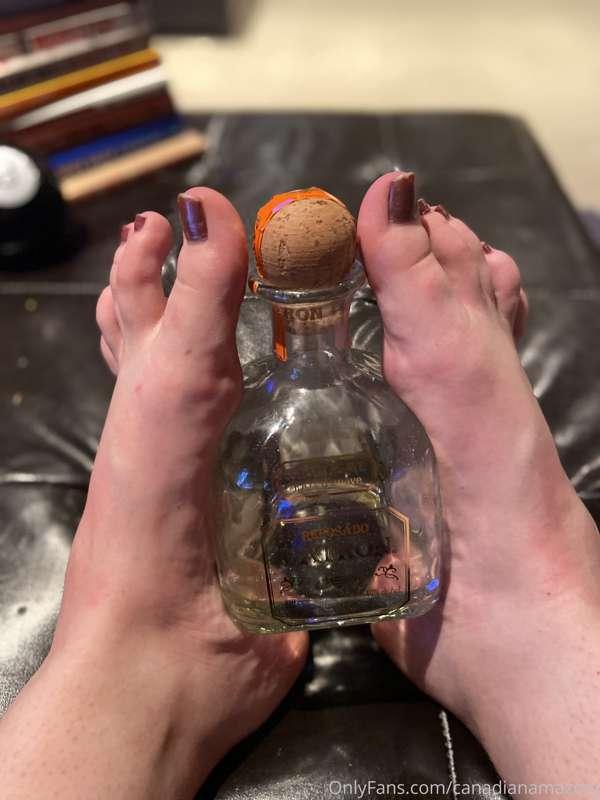 My big hands & size 15s make this 750ml bottle of tequila lo..