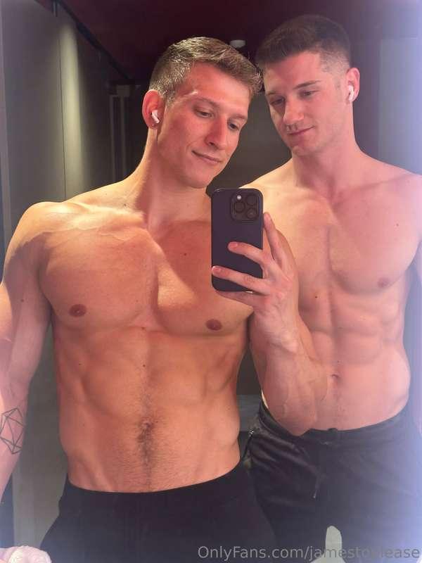 Workout with the babes!👬💪