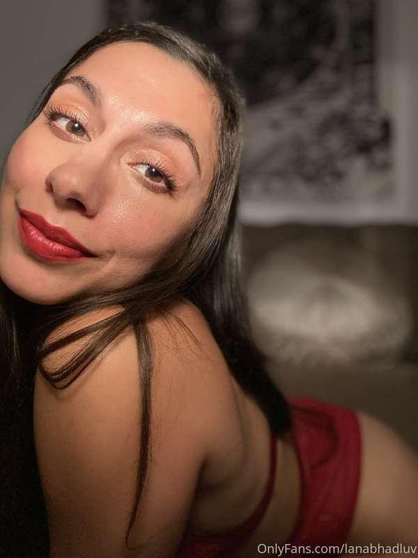 Do you think I look sexy in red ? ♥️💋