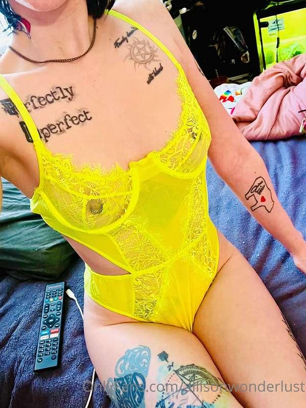 💛I’ve never liked yellow as a color but DAMN does it look go..