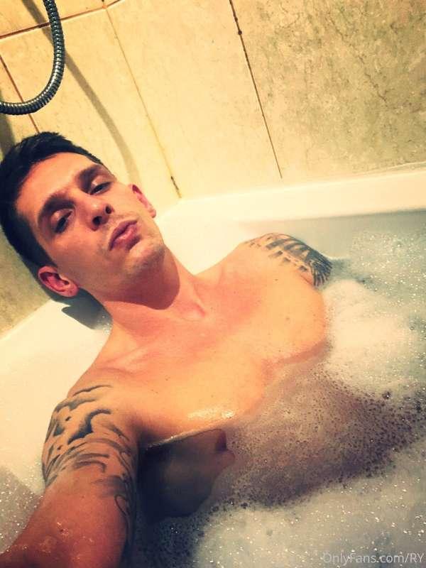 Not posted a bath time snap in a while so here you are 😝🛁