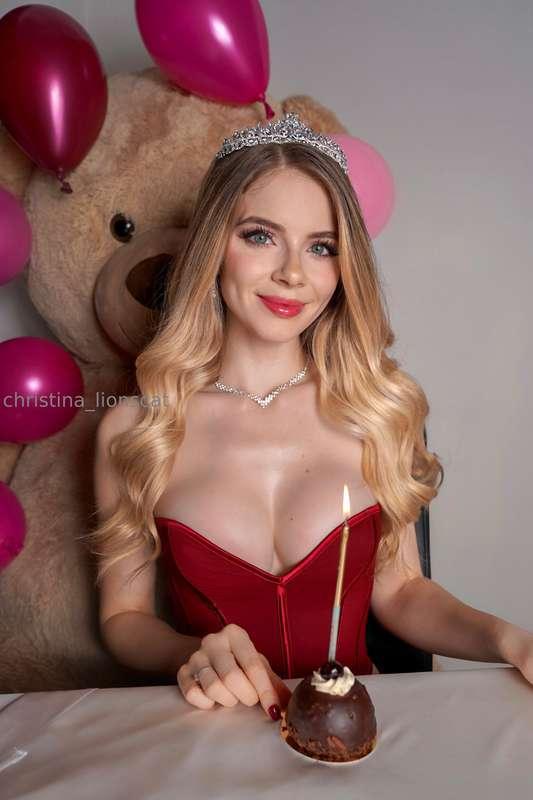 Birthday girl 👸🏼🎂 Today is the LAST CHANCE to join my Specia..