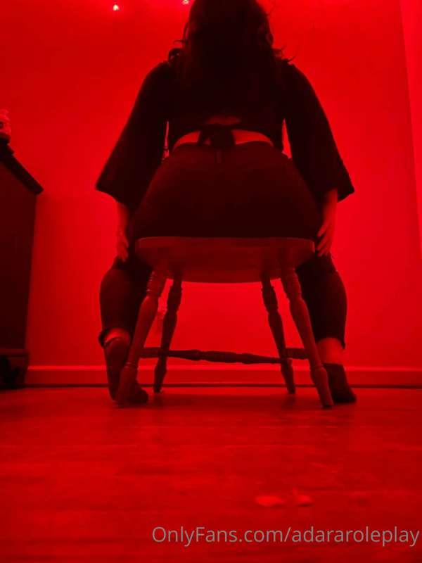 🖤 Imagine being able to sit in the floor behind me like this..