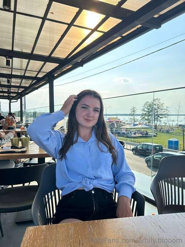 Café vibes ✨🌴 Loving this spot right by the water!