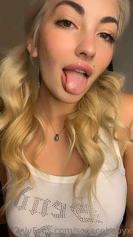 Do you like when I stick my tongue out 👁👅👁