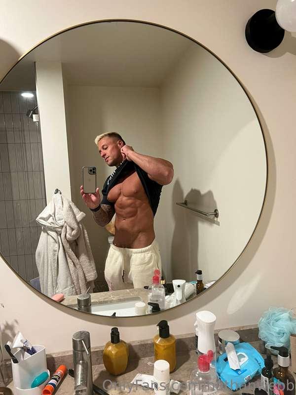Messy bathroom✅
Clean abs✅