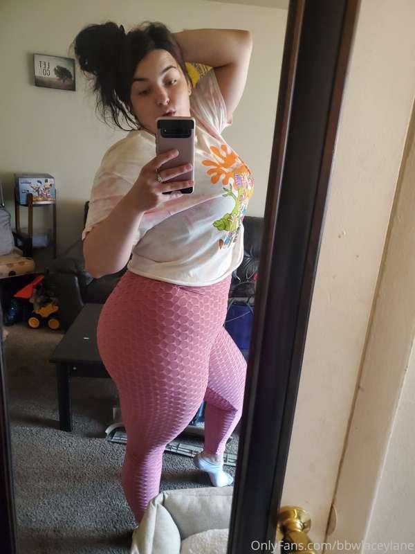 In love with these new leggings one of yall bought for me, t..