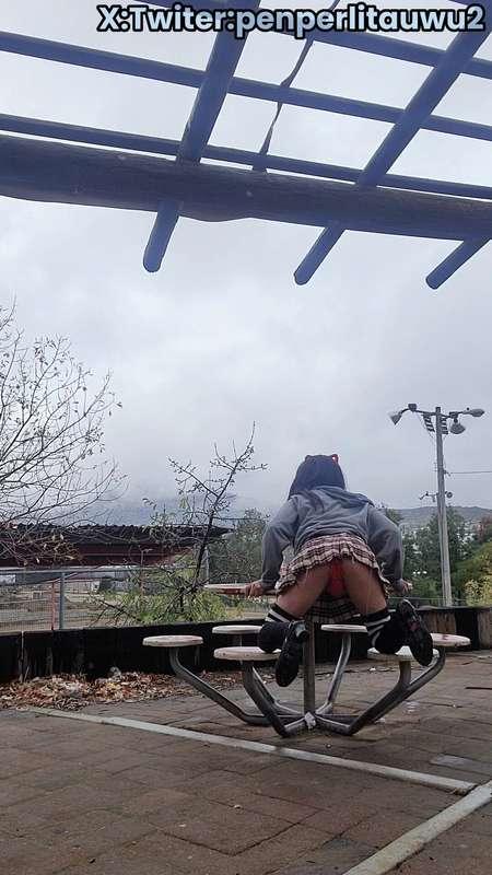 Enseñando el kulito en el parque uwu