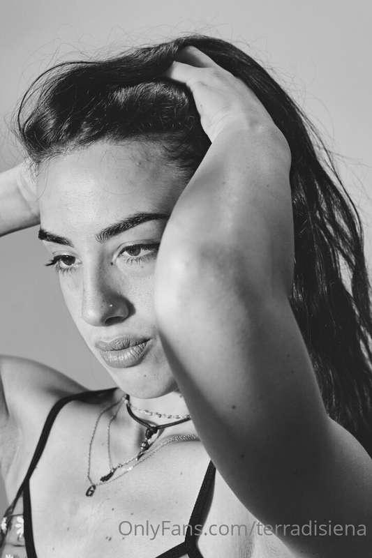 Black and withe.  Love this pic😍