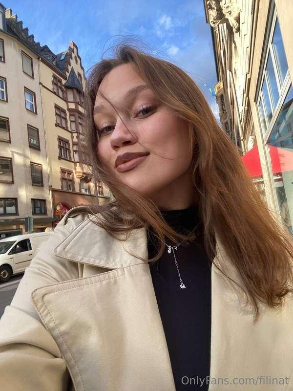 🌇🚶‍♀️ After a delightful lunch at the restaurant, I decided ..