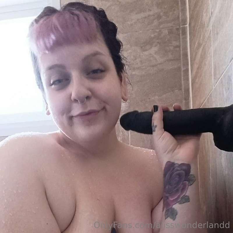 I'm working on my deepthroat with that big dildo 🖤 It excite..