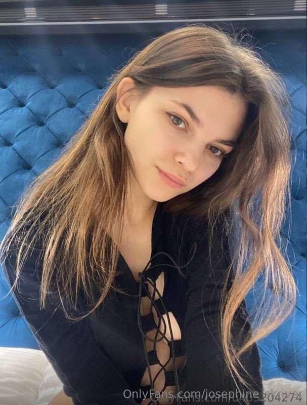 NATURAL CUTE @arishy😍😍😍  SHE WILL WRAP HER JUICY LIPS AROUND..