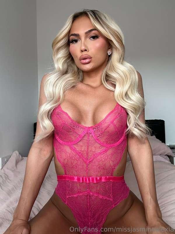Happy Saturday Sexy! I’m offering 20% OFF all my naughtier c..