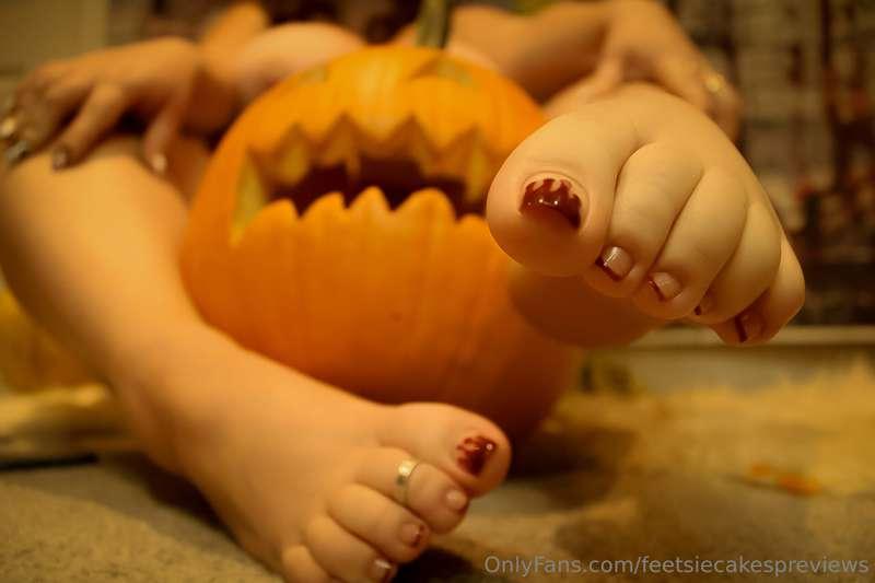 Still on sale! Get 25% off for Halloween! -> @feetsiecakes_