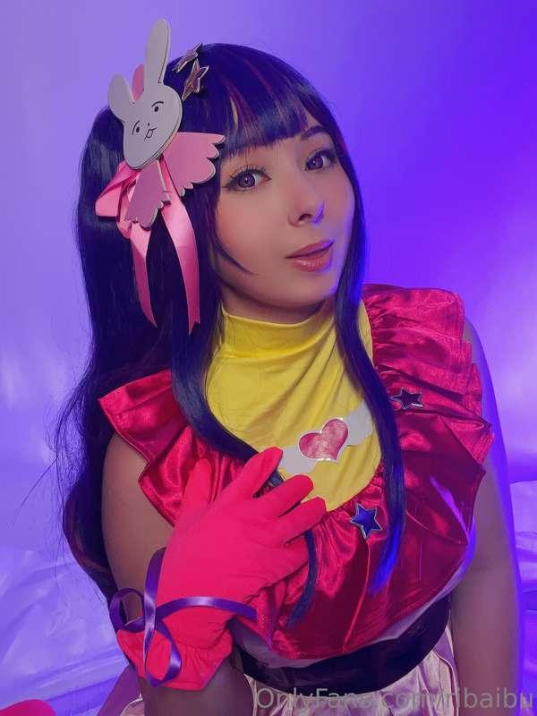 On stage I’m your innocent idol~ But backstage? I only perfo..