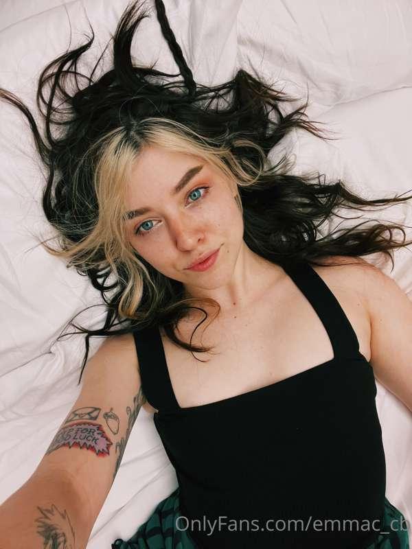 🛌🥱 roll around in bed all day with me!!