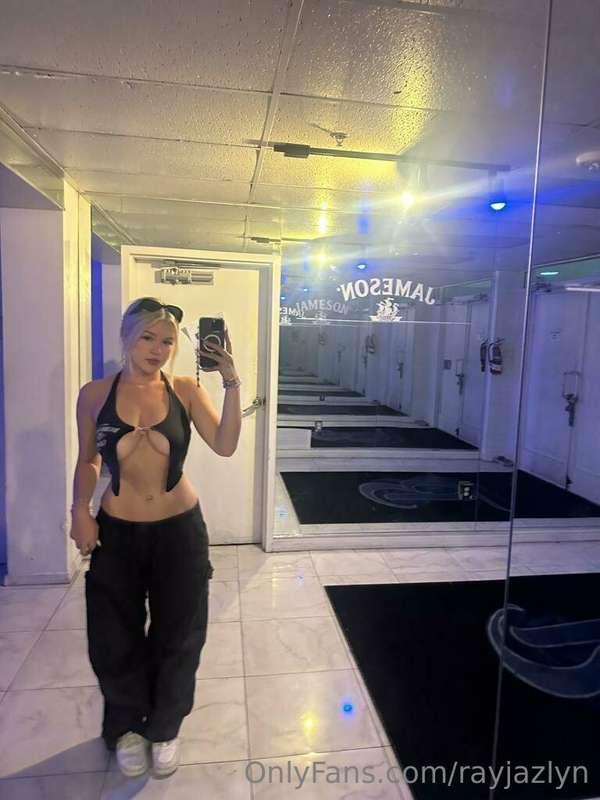 The girl in the mirror 😉🩷