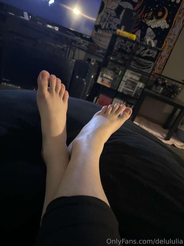 If you know me you know I like feets XP  I don’t show my poo..