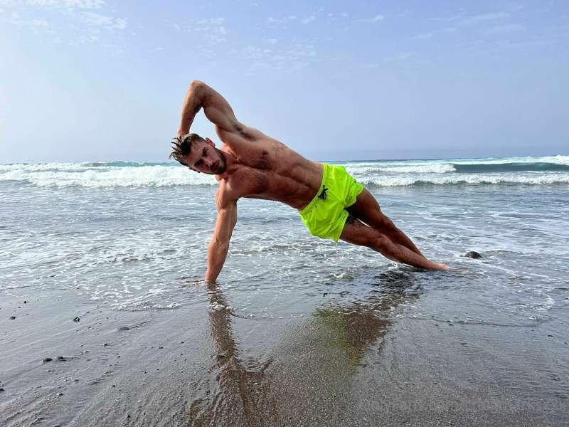 Just casually posing....I feeling green on me what do you th..