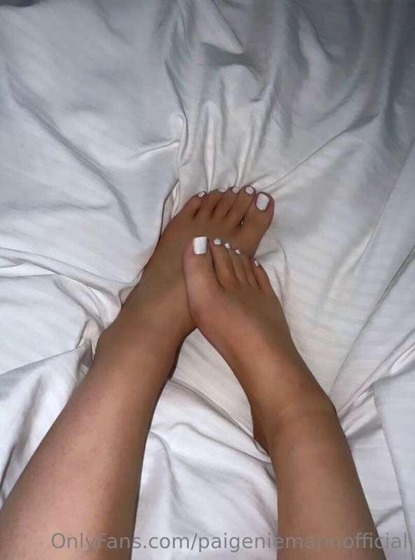 white toes >>>