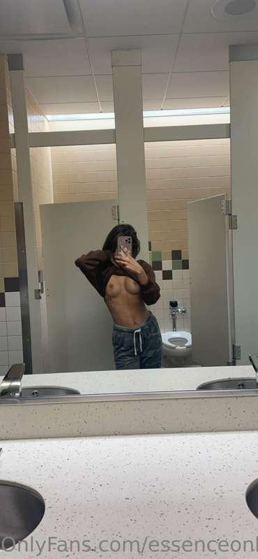 Took a titty pic before and in school😋