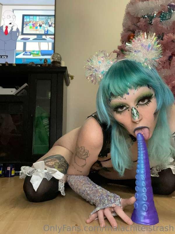 Alien babe gets freaky 👀  See the rest by getting the last p..