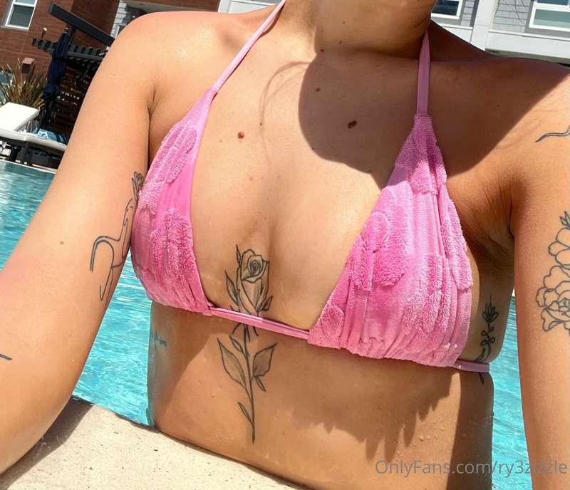 do you like my swimsuit? 🌸