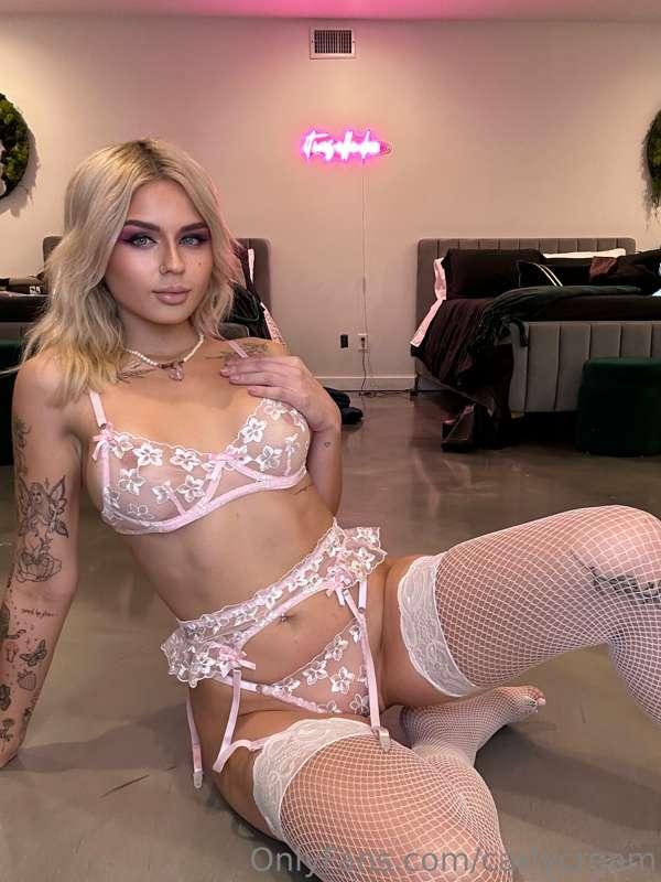 1 MORE HOUR TILL IM LIVE💦😏 who wants see me use my Dildo Ton..