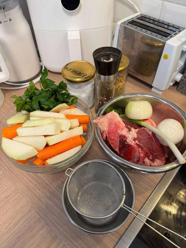 Today’s menu beef soup 😎🤩 i was at the market too 🥰 Casper w..