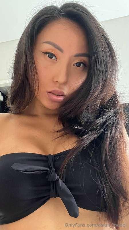 Wanna see something naughty I found in my old phone?😈
Let me..