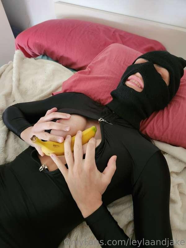 Cachonda con mi merienda de consolador bien duro. 🍌🍌🍌 Quiere..