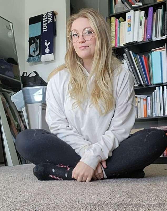 Comfy socks and messy leggings are today's ✨️vibe✨️ and I wi..