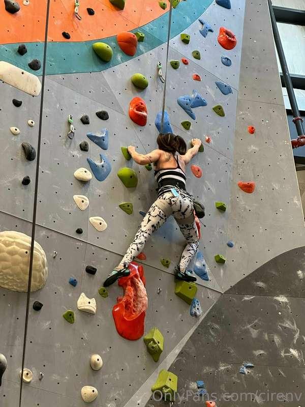 Nice booty pic while climbing. 🍑😏