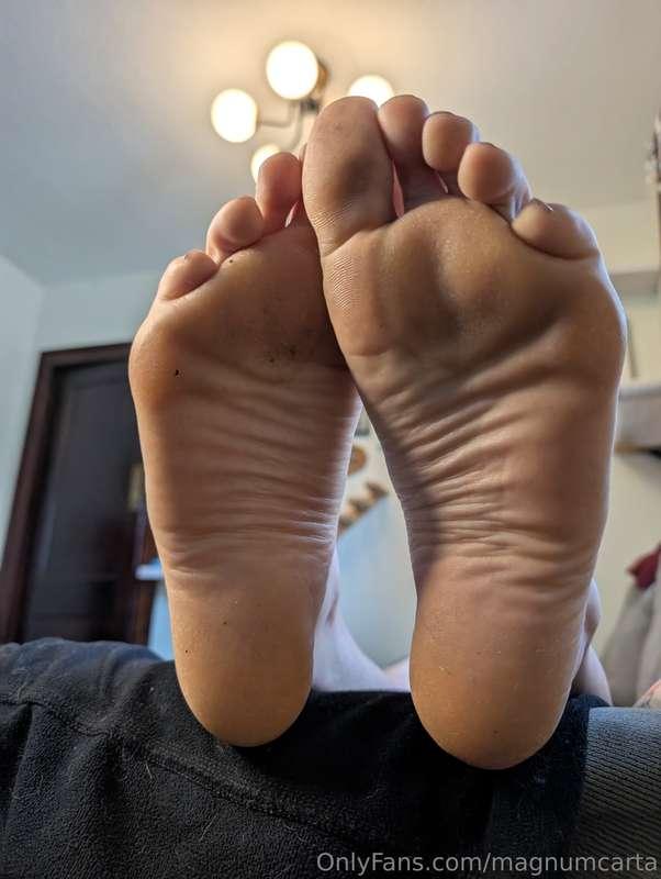 "Scarlet Cum On Soles 2"- Photo set 1