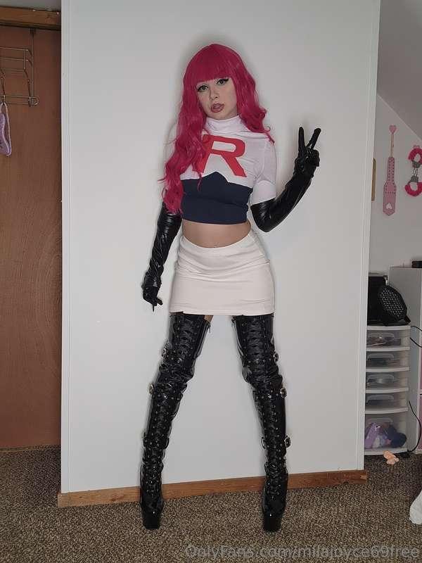 Cosplay queen! See all my naughty cosplay content on my main..