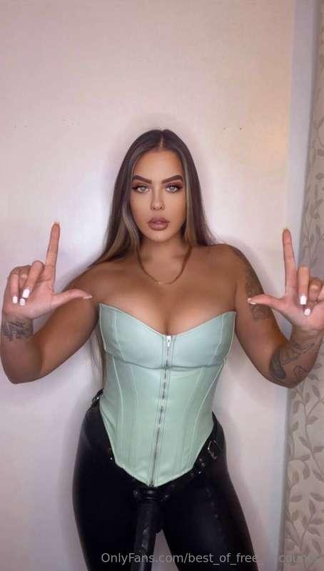 FEMDOM QUEEN 👸 Goddess mean bitch 😵‍💫 CRAWL MY WAY 👉www.only..