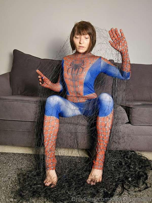 Behind the scenes stuck Spidergirl <3