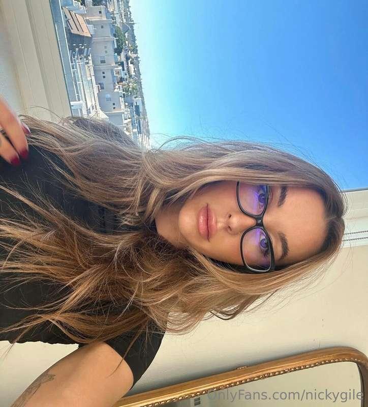 do you like a girl in glasses? 
