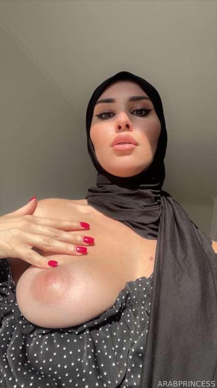 💥Too naughty Hijabi🥵 I like how my bright nails look on big boobs😈
#muslim #hijab #bigboobs 
@DSBHB 