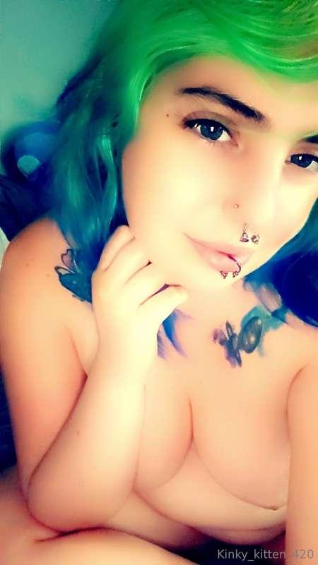 Hair freshly dyed 💚💙   Cum watch me play with my rose toy 🌹🌹..