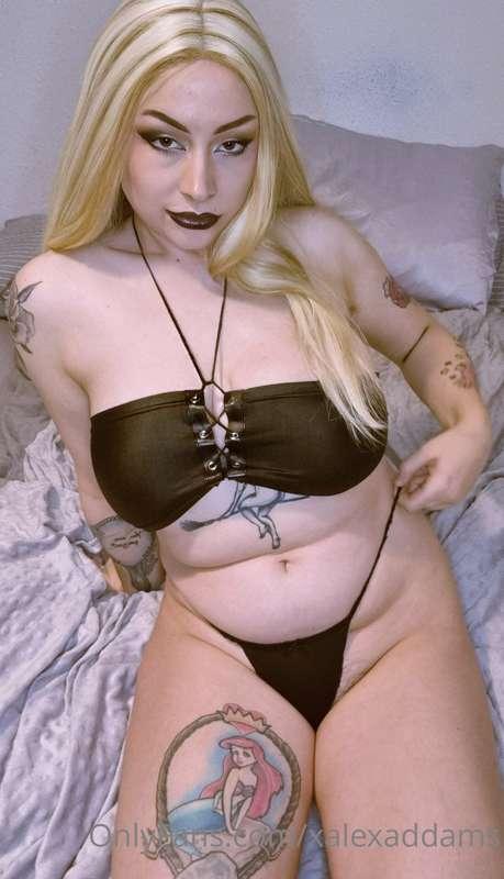 just a thick chick with big tits 😋