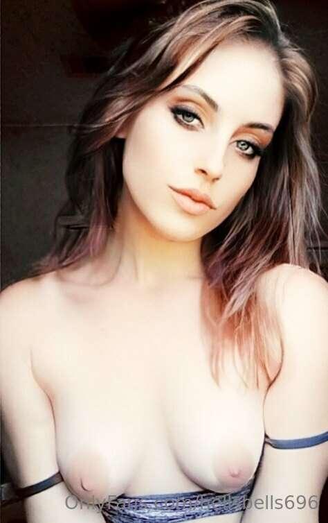 Just a small town girl 
Living in a lonelyyyyy world.
