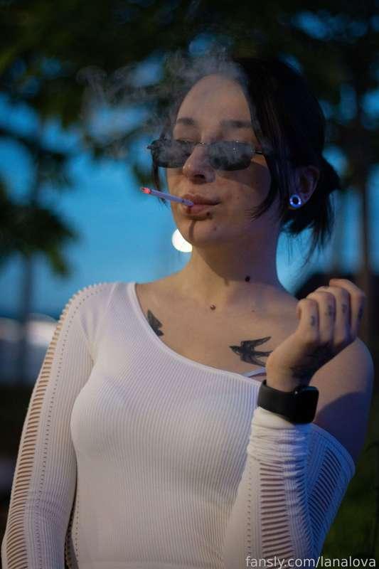 I love smoking on photo sets ( ◡‿◡ *)
smoke looks so cool and I become more serious immediately ;3
kisses to you guys ٩(♡ε♡)۶

🚬 #teen #young #cute #pretty #smoking #tattoo #outdoor #cigarettes #petite 🚬