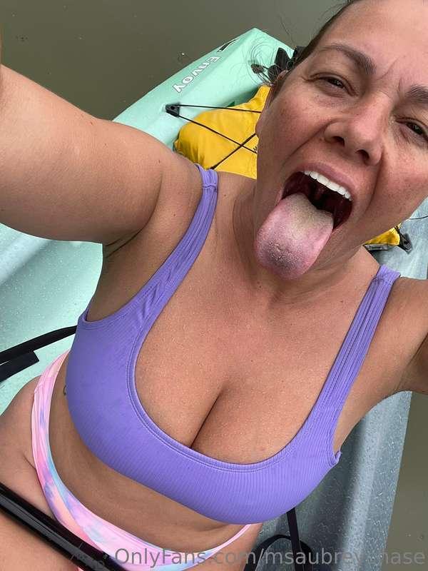 kayak kween. 👅😘
