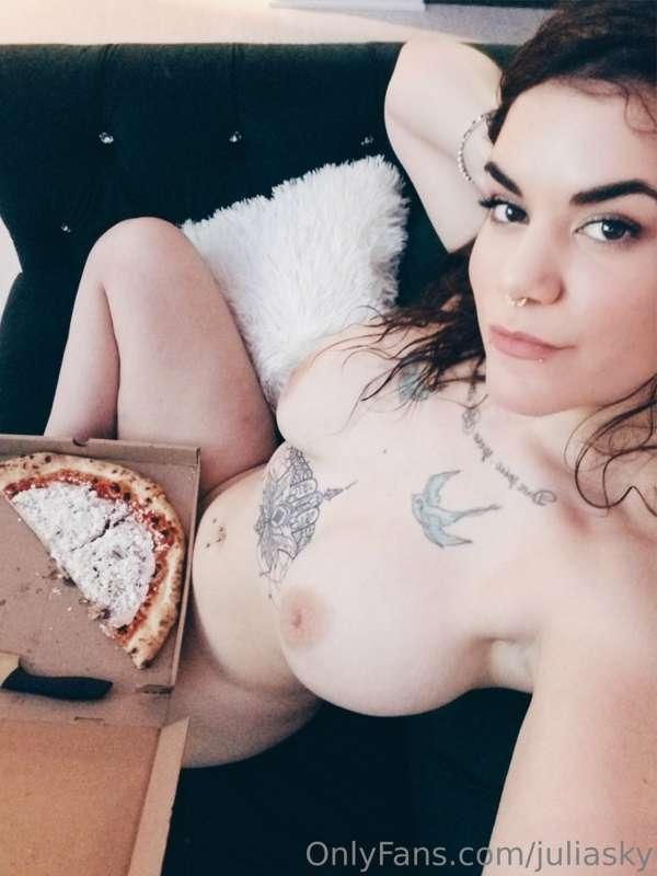 Post-sex pizza is such a mood 🥰 What are your favorite toppi..