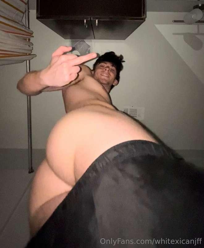 SUFFOCATING YOU TINY SIMPS WITH MY GIANT ALPHA ASS. SNIFF DE..