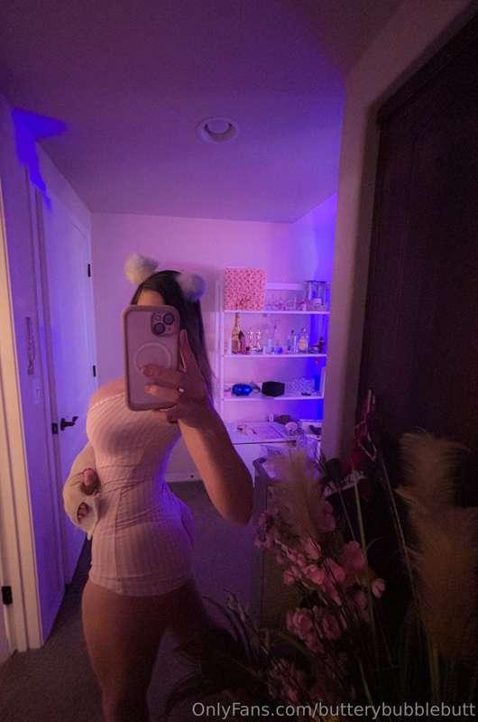 just a cutie and her broken hand😂❤️   BrittLive.com