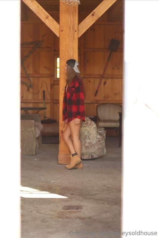 When it's Monday, you're tired and you forgot your pants 😳